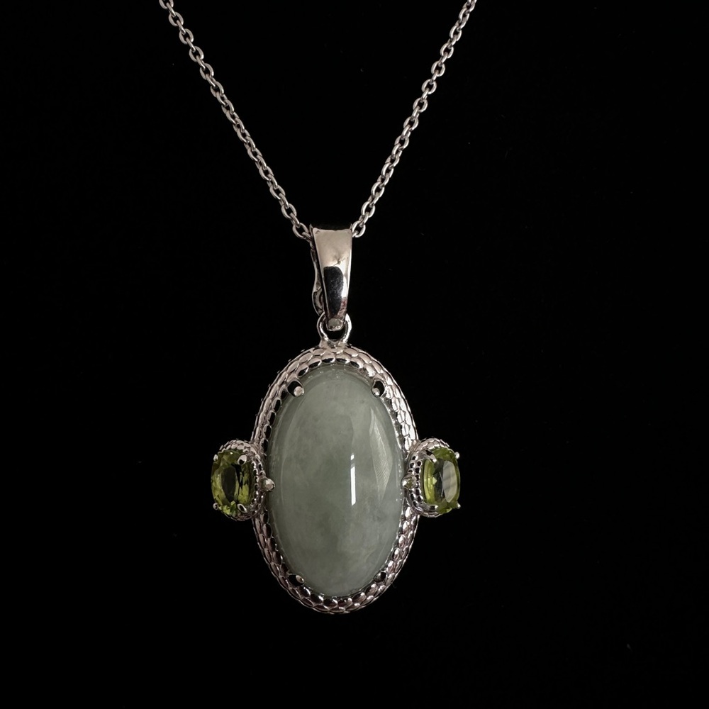 Jade and Peridot necklace in sterling silver by Jade of Yesteryear - Picture 2 of 9